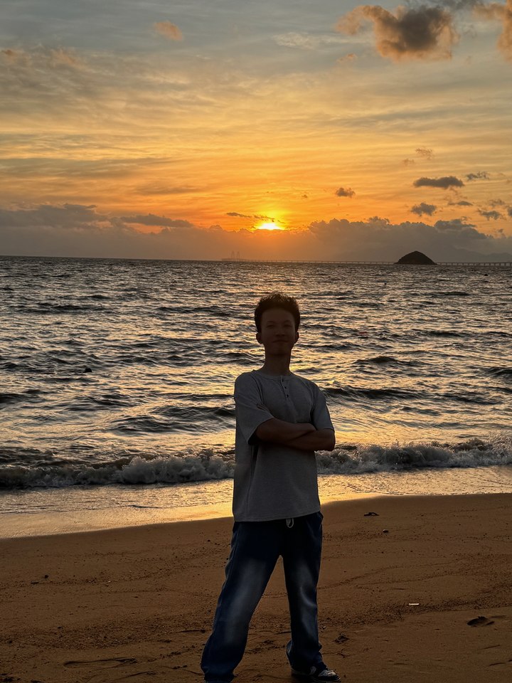 落日下的海岸与沙滩上的身影